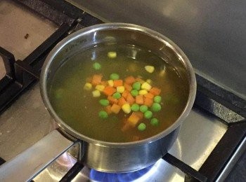 step6: 咖哩磚加入約一公升熱水煮成咖哩汁，可隨意加入適量雜豆。
最後，將白飯同滑蛋鋪好，加上煎好既漢堡扒，淋上咖哩汁就完成！