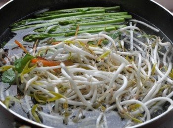 step4: 先將豆芽及蘆筍滾水川燙