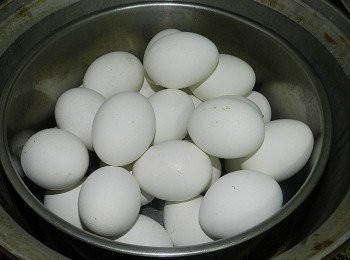 step1: 蛋洗淨，入電鍋，外鍋一杯半的水蒸熟
