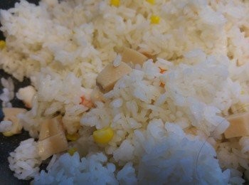 step4: 切好粟米和紅蘿蔔粒備用,見電飯煲有水蒸氣可放入什菜粒。用易潔鍋爆香薑米下巳煲熟的飯同炒,再加海鮮粒和鹽炒混。