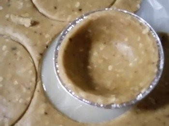 step5: 麵團放入點塑膠袋中，桿成約0.3公分厚的大薄片，再用適當的圓形器具壓出圓形（我共壓出6個）