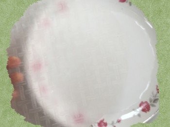 step4: 春捲皮沾水後，攤在盤子上。