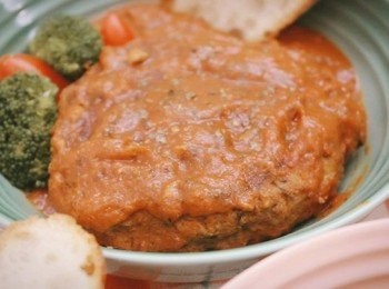 step13: 漢堡排沉浸在香氣逼人的番茄羅勒大蒜醬，配上一旁的麵包根本就是好吃到不行呀 ♡