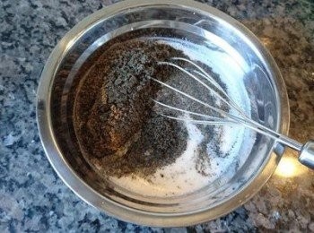 step2: 將粘米粉、馬蹄粉、砂糖加清水拌勻