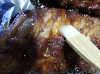 step6: 豬肋骨焗好25分鍾後,取出搽已開溶的麥芽糖水,再放入焗爐用上下火170度焗多2分鍾