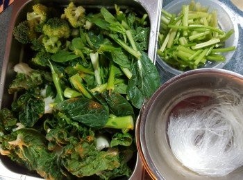 step5: 預備洗淨所有菜，中國芹菜要分開，因為是最後加入，粉絲浸軟剪段
