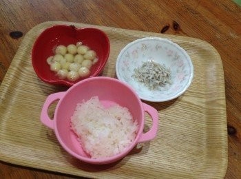step1: 新鮮蓮子蒸熟 新鮮小魚洗淨 然後把他們打在一起就好囉