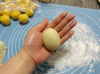 step18: 搓成橢圓形狀（較易入模）