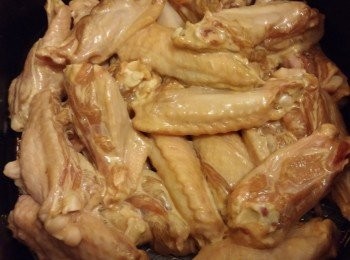 step1: 將所有調味料醃<a href="https://bit.ly/3zHU5V3" target="_blank" data-keyword="雞翼" class="guide-link"><strong>雞翼</strong></a> <span style="display:inline-block;vertical-align:middle;margin-top:-3px;color:initial;border-radius:3px;padding:2px 3px;font-size:12px;line-height:14px;background:#87d300;color:#fff;">即買</span> (除生粉和油).
有時間可以醃耐少少,我當晚醃十五分鐘巳好好味,準備氣炸請用200度預熱十分鐘,將<a href="https://bit.ly/3zHU5V3" target="_blank" data-keyword="雞翼" class="guide-link"><strong>雞翼</strong></a> <span style="display:inline-block;vertical-align:middle;margin-top:-3px;color:initial;border-radius:3px;padding:2px 3px;font-size:12px;line-height:14px;background:#87d300;color:#fff;">即買</span> 入保鮮袋加生粉搖勻後加油再一次搖勻,放入空氣炸鍋內十分鐘後反一反,重覆以上動作,直至<a href="https://bit.ly/3zHU5V3" target="_blank" data-keyword="雞翼" class="guide-link"><strong>雞翼</strong></a> <span style="display:inline-block;vertical-align:middle;margin-top:-3px;color:initial;border-radius:3px;padding:2px 3px;font-size:12px;line-height:14px;background:#87d300;color:#fff;">即買</span> 顏色轉金黃備用。