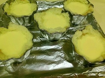 step3: 將蛋液倒入後 烤箱先預熱至180度後放入烤箱