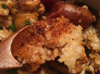 step6: 食用時淋少許煲仔飯甜豉油撈勻便可