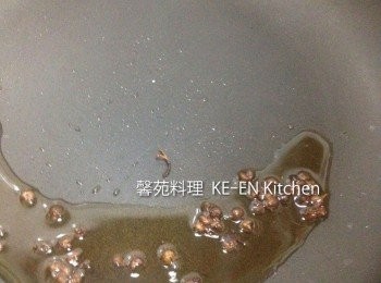 step6: 油熱、澆上葱絲上、在以紅辣椒絲裝飾即可