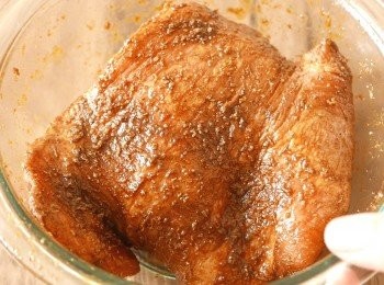 step1: 把豬頸肉洗淨印乾後，加入孜然粉、五香粉、鹽、生抽、花雕酒、老抽及麻油，用手按勻。包好放入雪櫃，醃一個晚上。