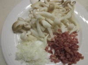 step6: 炒<span class="group_2">內餡</span>:鍋中放油爆香洋蔥再放入火腿末及菇類拌炒一下即可熄火