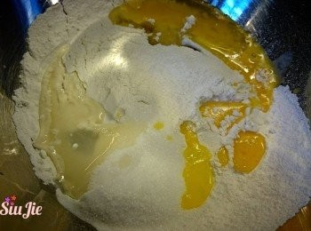 step3: 加入所有其他材料（除芝麻）,先用筷子略略混盒所有材料，再用手搓成團。