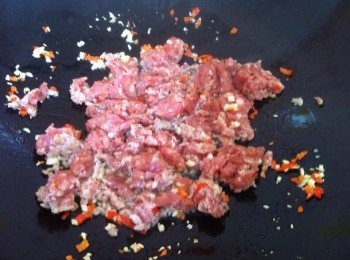 step3: 加入醃製好的肉碎炒香。