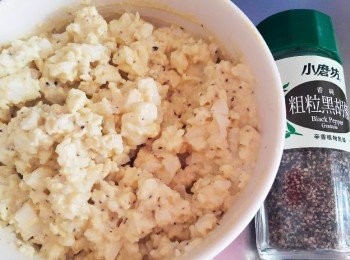 step2: 拿出後沖冷水撥殼後用叉子搗碎雞蛋加入少許的鹽巴，糖，黑胡椒粒及美奶滋攪拌均勻完成蛋沙拉