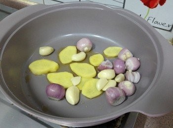 step4: 燒熱<span class="group_3">汁料</span>內的橄欖油及麻油 ， 下蒜粒， 薑片及乾蔥爆香