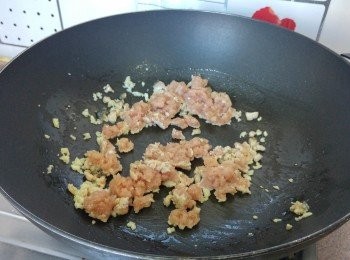 step4: 下豬絞肉， 爆炒至肉熟透