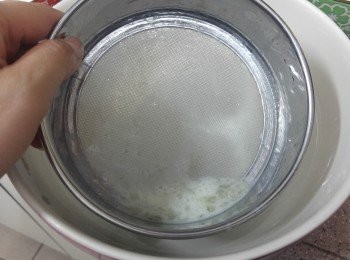 step4: 蛋白和奶打勻後過篩， 倒入碗內