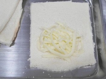 step3: 在壓扁後的土司放上適量的起士絲~~ 用別種起士也可以啦^^"