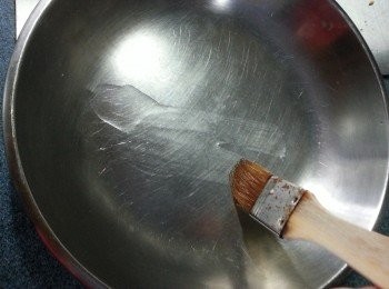 step7: 再將蒸碟掃上一層薄油