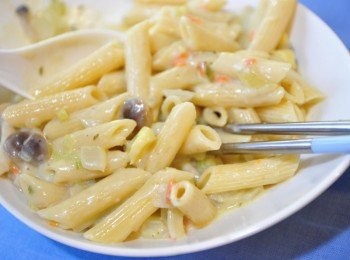 step7: 食用前，再將斜管麵與醬汁略拌均勻即可享用囉! PS:也可以將斜管麵直接下鍋拌炒。