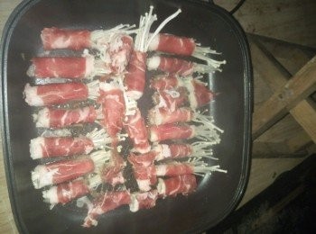 step3: 不粘鍋中刷一層薄薄的油，將肥牛整齊碼入，開小火慢慢煎，等一面變色時拿筷子依次翻面