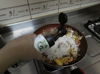 step4: 再加入少許淬釀日式和風醬油露北海道昆布與雞粉，拌炒均後再加入少許豬油與油蔥酥、白芝麻拌一下即可。 油蔥酥是自製用豬油炸的~香氣逼人XD