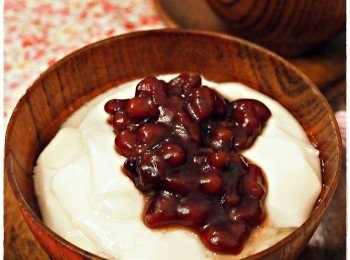 step3: 熱豆漿和粉漿同時從高處倒入器皿內(約1呎以上，左右手並用)，撥去面的泡泡，然後立刻蓋上蓋子(布包著蓋)，不動靜止放25分鐘就可以。