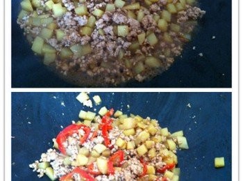 step2: 取出鍋下一小匙食油倒入肉碎馬鈴薯炒香，然後加入素食蠔油，黑醬油，鹽巴，辣椒絲和食水炒至馬鈴薯變軟，盛起待用。