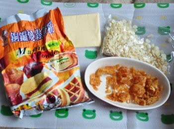 step1: 備料:鬆餅粉、起司片切小片狀、杏仁片、老油條壓碎