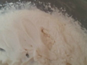step1: 先將奶油與糖用打蛋器打發, 奶油呈現淡黃色的狀態即可.