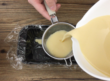 step7: 將蛋豆漿倒入盤中。