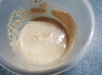 step1: 先用10g食用開水倒入酵母中拌勻待酵母起泡(約5分鐘)