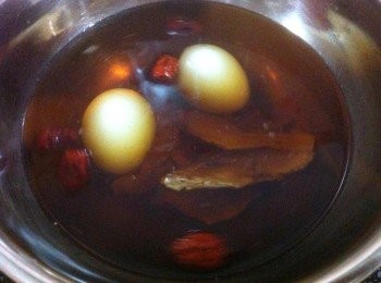 step2: 將食水倒入深鍋中，中火煮滾。
然後加入所有<span class="group_1">食材</span>，煮滾。