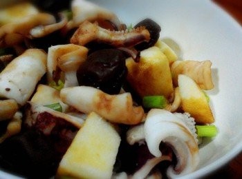 step1: 先把小管洗淨，並切段；削蘋果，切塊；青蔥，切段，全部<span class="group_1">食材</span>備用，【澎湖野生水產的產品皆通過政府檢驗及SGS認證，讓大家吃得更安心， 更是五星級飯店主廚指定<span class="group_1">食材</span>，讓大家有實惠價格輕鬆吃到頂級<span class="group_1">食材</span>。 】