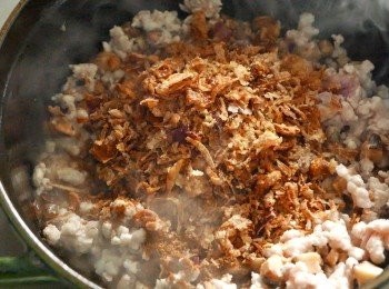 step4: 加入五香粉、頭抽、醬油膏和炸乾蔥炒勻。