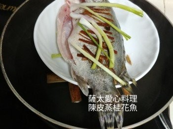 step1: 陳皮浸軟去釀切幼絲，鋪於魚身上。蔥頭切段鋪於魚身上。水滚蒸7~10分鐘。