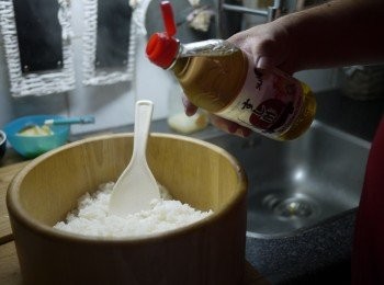 step1: 先煮好一鍋壽司飯並拌入壽司醋入味。
