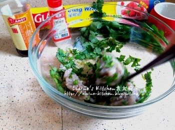 step4: 芫茜洗淨切碎 , 鯪魚肉放入大碗內加入芫茜碎 , 少許麻油及胡椒粉調味拌勻