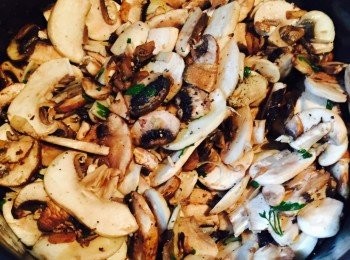 step2: 鍋中燒熱橄欖油，放入乾葱和香芹莖爆香。加入蒜蓉、蘑菇片和香芹葉炒匀。加鹽和黑椒調味，加蓋煮至蘑菇呈軟身。盛起約2湯匙蘑菇備用。