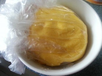 step9: 將牛油溶液加入粉中輕手將粉搓成糰放入雪櫃一個鐘備用.(一定要用手輕手搓皮,否則皮會起筋焗時受熱發脹大)
  (搓好放入雪櫃待粉糰休息一小時以上)