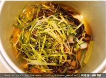 step7: 在外鍋中倒入半米量杯的水，用電鍋直接將魚肉蒸熟即可。