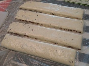 step6: 30分鐘後從雪櫃拎出牛軋糖，切開~