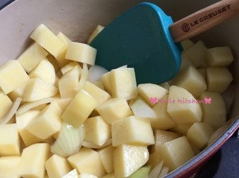 step4: 再中大火加入薯仔快炒3-4分鐘，若太乾身黏鍋子，可加少許雞湯，炒至3-4分鐘後，將全盒雞湯加入，轉中細火煮8-10分鐘至薯仔軟身