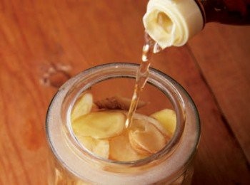 step3: 加醋。切好的薑放入保存容器內，並且倒入醋直到薑全部被淹蓋。讓薑整個泡在醋裡面是能夠長時間保存的祕訣。