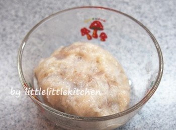 step1: 蝦肉洗淨，抹乾水份，拍扁，用刀背剁幾下，放大碗中，用手同一方向攪至蝦肉有黏性，加入少許鹽，粟粉，麻油，胡椒粉，再攪幾下，入雪櫃雪片刻（我下午預先做好晚飯用）