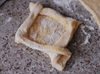 step6: 再將右上角向左下對摺，疊在左下角小方形上。用保鮮紙蓋好，靜置30分鐘