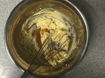 step1: 牛油用機或手打起，然後加入楓糖漿攪滑。